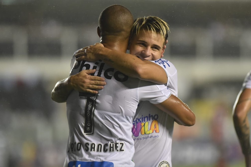 Soteldo e Carlos Sánchez comemoram gol do Santos contra o Botafogo-SP — Foto: Ivan Storti/Santos FC
