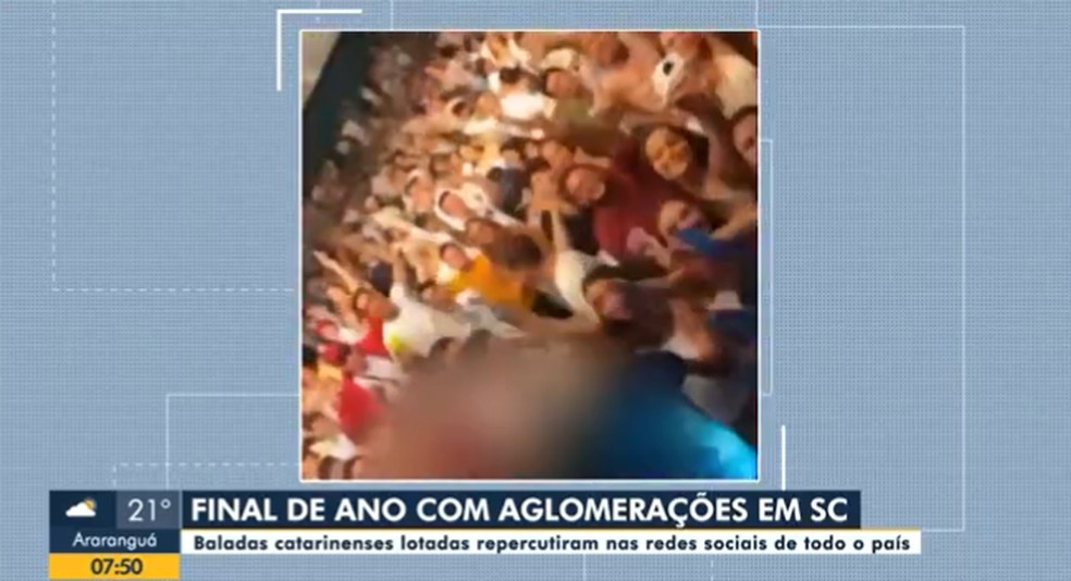 Imagem flagra aglomeração em Porto Belo, na noite de 31 de dezembro — Foto: Reprodução/NSC TV