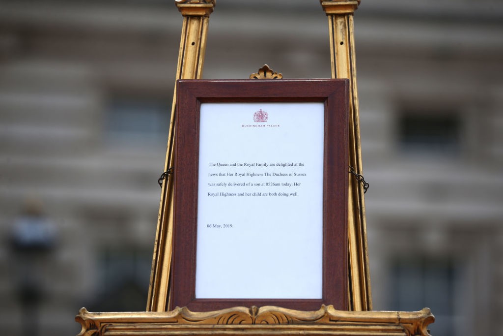 O anúncio oficial do nascimento é colocado fora do Palácio de Buckingham em Londres, Reino Unido (Foto: (Foto de Yui Mok - WPA Pool / Getty Images))
