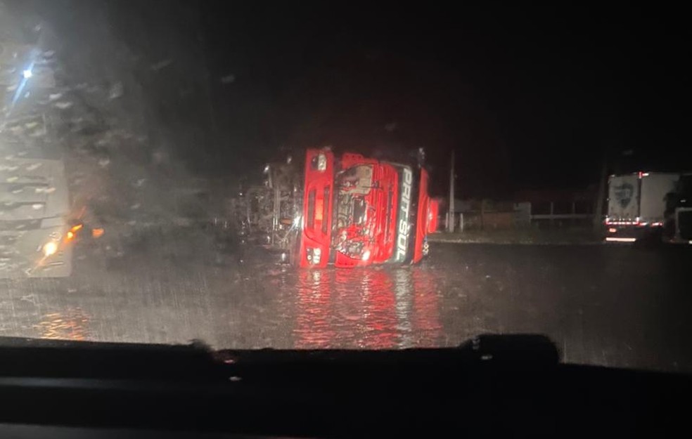 Caminhão tomba com força do vento em Campos Novos — Foto: CBM/Divulgação