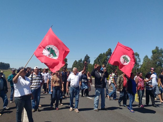 Grupo faz protesto na rodovia Castello Branco em Iaras (Foto: Arquivo pessoal)
