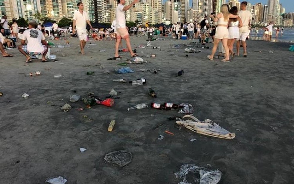 Ao amanhecer, faixa de areia recentemente alargada estava coberta por lixo — Foto: Ambiental Limpeza Urbana/Divulgação