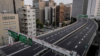 Estrada principal no centro de Tóquio é vista vazia após autoridades fecharem vias perto do Nippon Budokan para o funeral do ex-primeiro-ministro japonês Shinzo Abe — Foto: Yuichi YAMAZAKI / AFP
