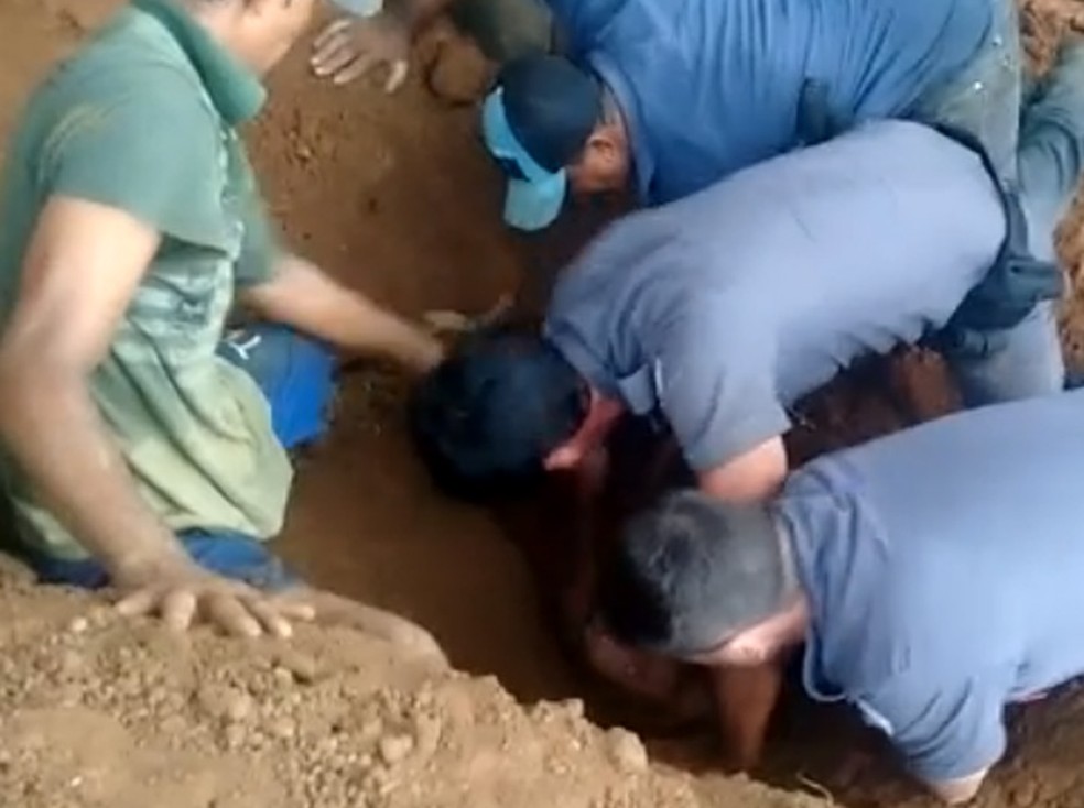 Criança foi salva após ter sido soterrada em Paulicéia (Foto: Polícia Militar/Divulgação)