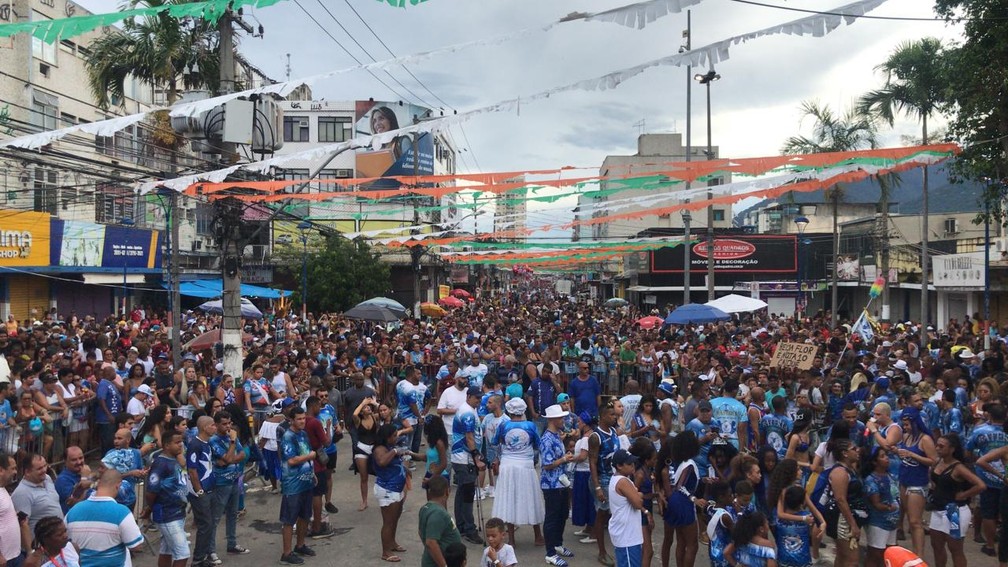 Comunidade de Nilópolis acompanha na rua a apuração do carnaval. A escola colocou telões com a transmissão — Foto: Luana Alves/ TV Globo