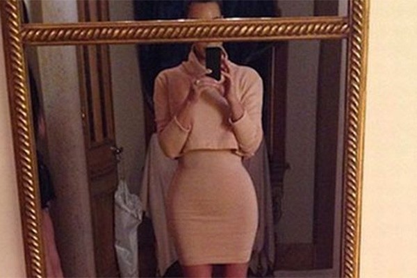 Kim Kardashian é conhecida por sua silhueta curvilínea... Então por que reduziu suas medidas com o Photoshop? Qual é a necessidade disso, Kim? (Foto: Reprodução/Instagram)