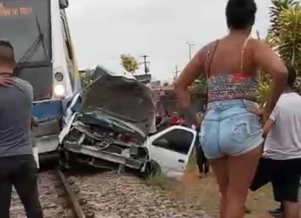 Carro é atingido por trem em linha férrea na Zona Norte de Natal — Foto: Reprodução