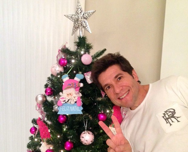 Daniel e a sua árvore de natal bem decorada (Foto: Arquivo pessoal)