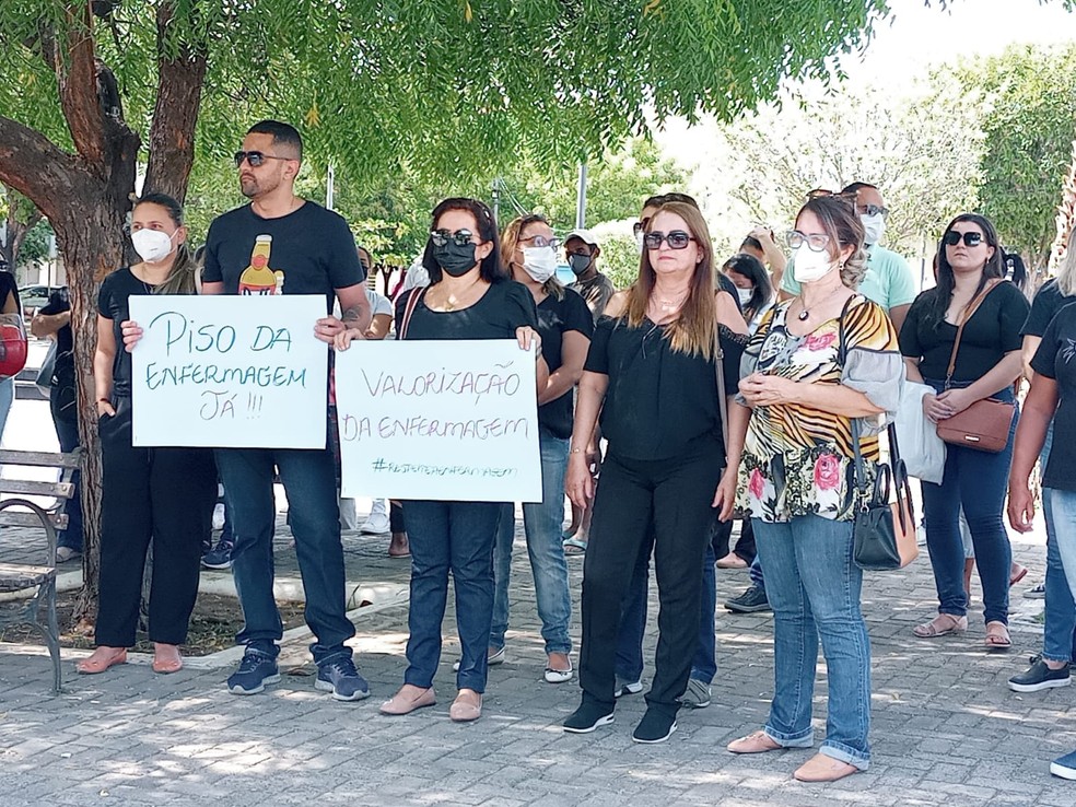 Profissionais da enfermagem fazem protestos no Piauí contra suspensão da lei do piso salarial da categoria — Foto: Aparecida Santana/g1