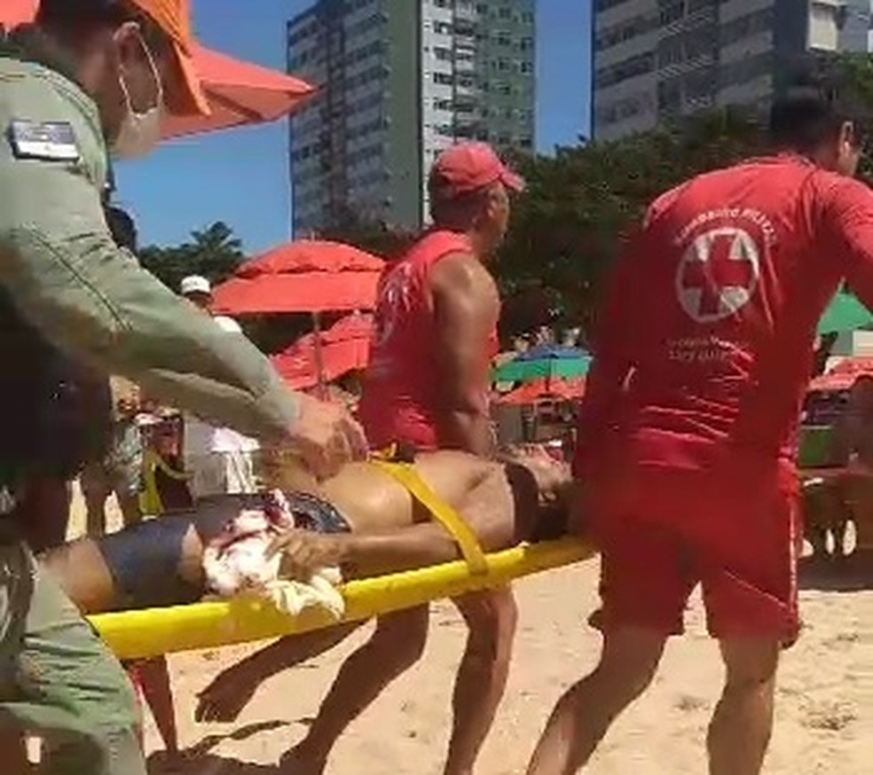 Homem de 32 anos sofreu ferimentos na perna e na nádega, neste domingo (25), ao ser atacado por tubarão no Grande Recife  — Foto: Reprodução/WhatsApp