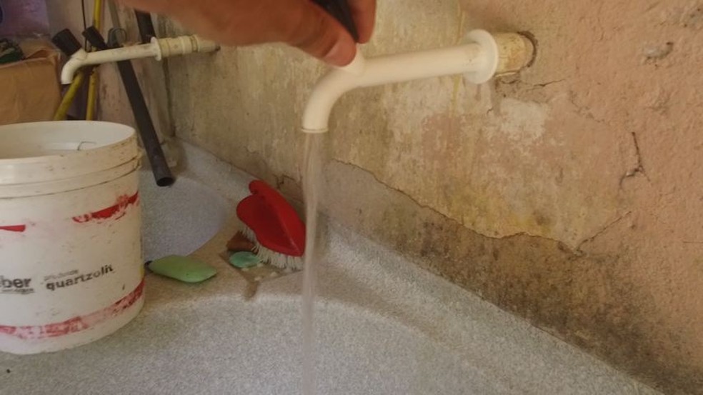 Moradores reclamam de problemas de saúde devido ao consumo de água suja — Foto: Reprodução/TV Gazeta