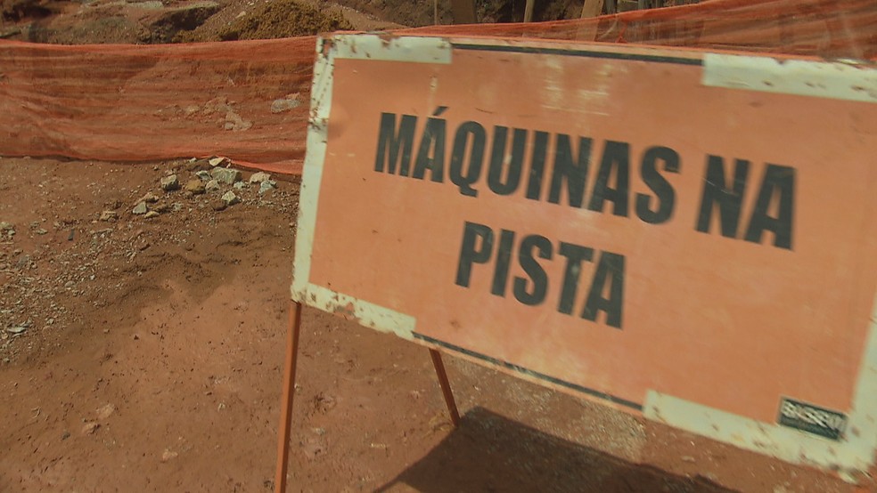 Placa indica obras em Vicente Pires — Foto: Reprodução/TV Globo