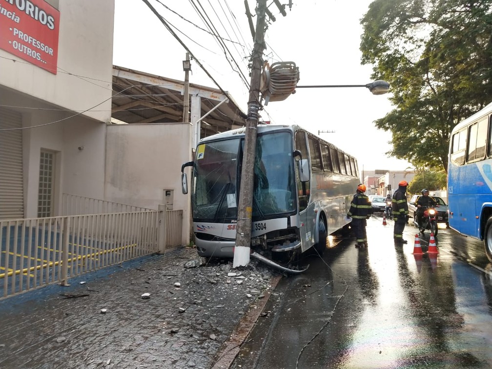 Motorista de Ã´nibus perdeu o controle do veÃ­culo e bateu em poste do Centro de Itapetininga (SP) â€” Foto: FÃ¡bio Barbosa/TV TEM