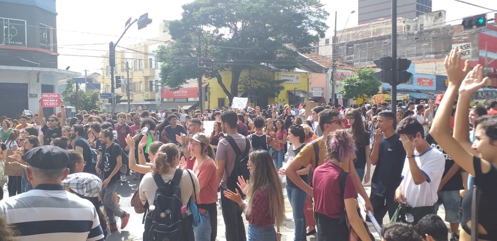 O trânsito está complicado nas proximidades da Câmara Municipal de Bauru, na região central — Foto: Eduarda Guelfi/G1