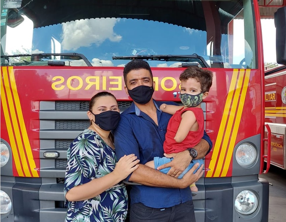 Davi foi com os pais até o quartel do corpo de bombeiros — Foto: Naftaly Nascimento/G1