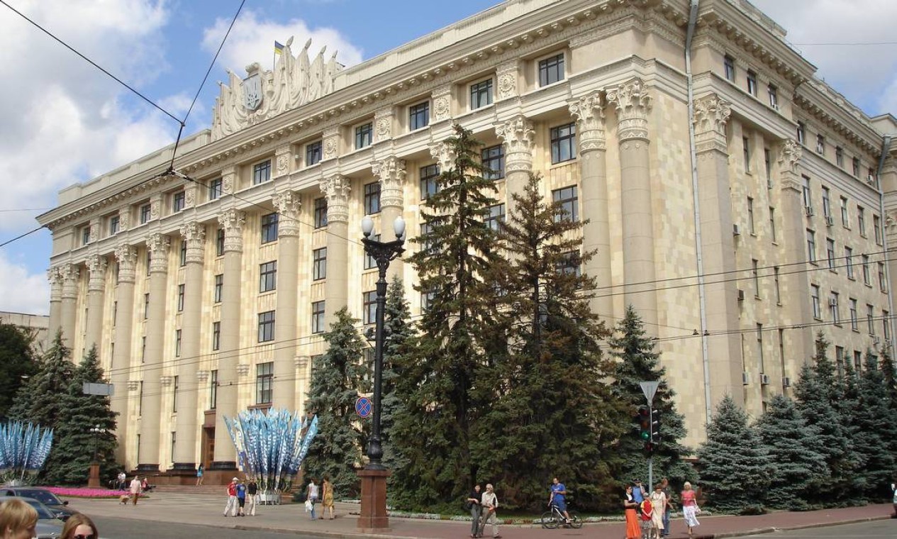 Sede do governo no centro de Kharkiv antes de atingido por míssil russo  — Foto: SchnitzeljagdTV