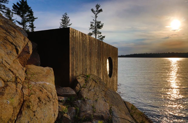 Sauna em baía canadense é incrustada em rocha (Foto: Jonathan Friedman / Partisans / Divulgação)