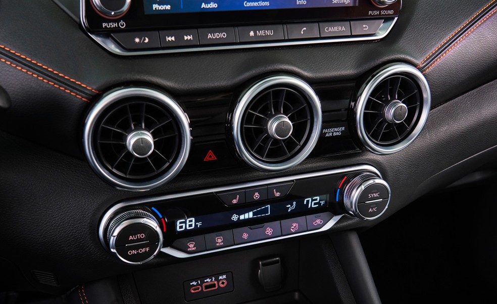 Ar-condicionado digital e saídas circulares são destaques do interior do novo Sentra — Foto: Divulgação