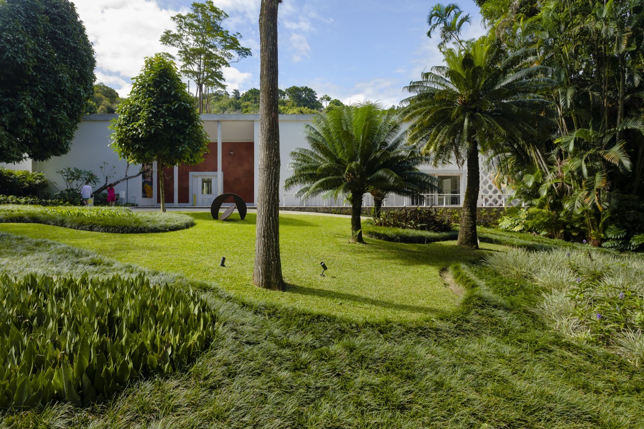 Natureza é parte da beleza da casa, que tem jardins projetados por Burle Marx — Foto: Leo Martins