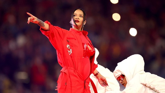 Batom usado por Rihanna no show do Super Bowl será vendido no Brasil