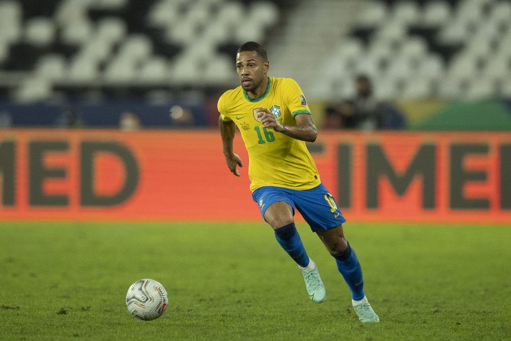 Renan Lodi com a camisa da Seleção em partida da Copa América: jogador não teve chance de convocação por não estar vacinado — Foto: Lucas Figueiredo / CBF