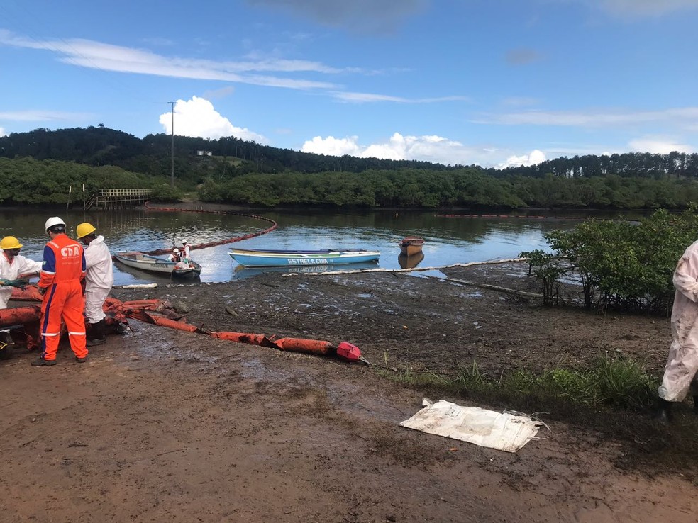 Duto da Petrobras apresentou vazamento e óleo atingiu rio em Candeias, na Bahia (Foto: Divulgação/Prefeitura de Candeias)