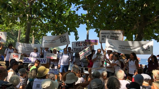 ‘Fora tirolesa’: manifestantes se reúnem na Urca contra construção no Pão de Açúcar