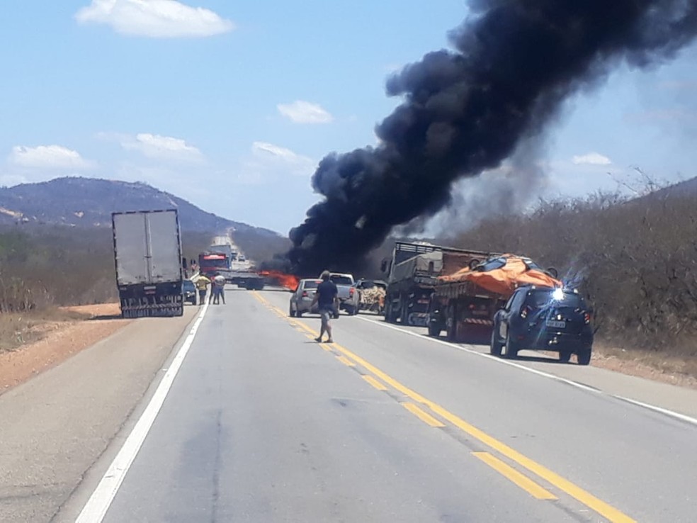 Caminhão também foi queimado na BR-428 em Petrolina  — Foto: Reprodução/ Redes sociais 