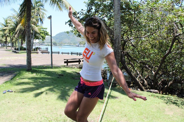 Priscila Fantin testa o equilíbrio no slackline (Foto: Sandro Gama)