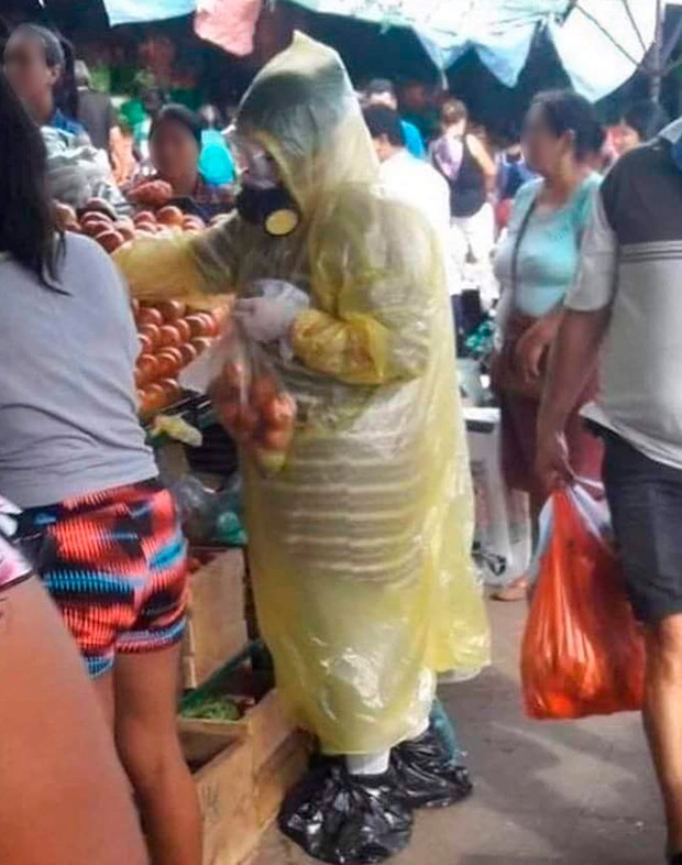 Mulher se cobre de plástico para fazer compras na feira (Foto: Reprodução)