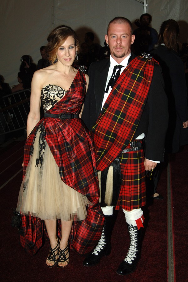 Alexander McQueen e Sarah Jessica Parker no Met Gala de 2006 (Foto: Getty Images)