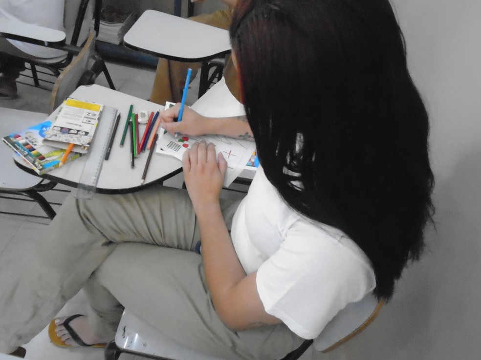 Presas produziram desenhos e frases sobre a violência que compuseram o "Calendário da Vida" — Foto: SAP