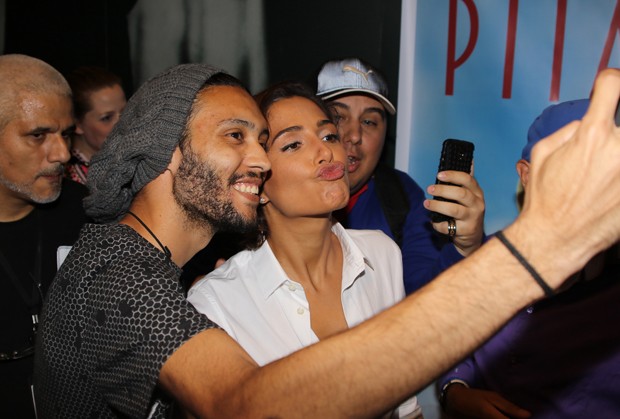 Camila Pitanga e fãs (Foto: Thiago Duran/AgNews)
