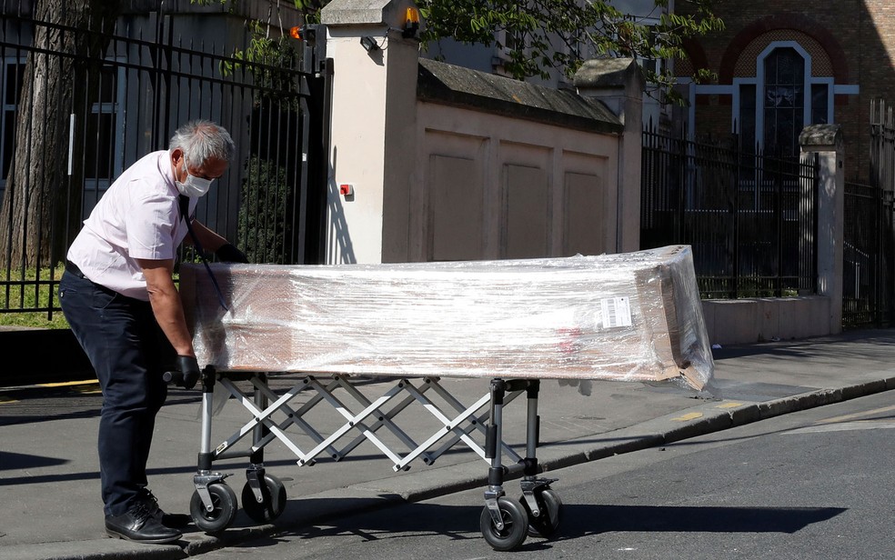 Empregado de uma funerária faz entrega de caixões nesta quarta-feira (25) na casa de repouso da Fundação Rothschild, em Paris, onde 16 pessoas morreram e 81 foram infectadas pelo coronavírus — Foto: Reuters/Gonzalo Fuentes
