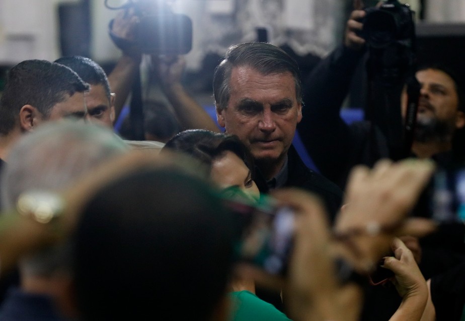 O presidente Jair Bolsonaro chegando ao lado de Michelle no evento católico em Brasília