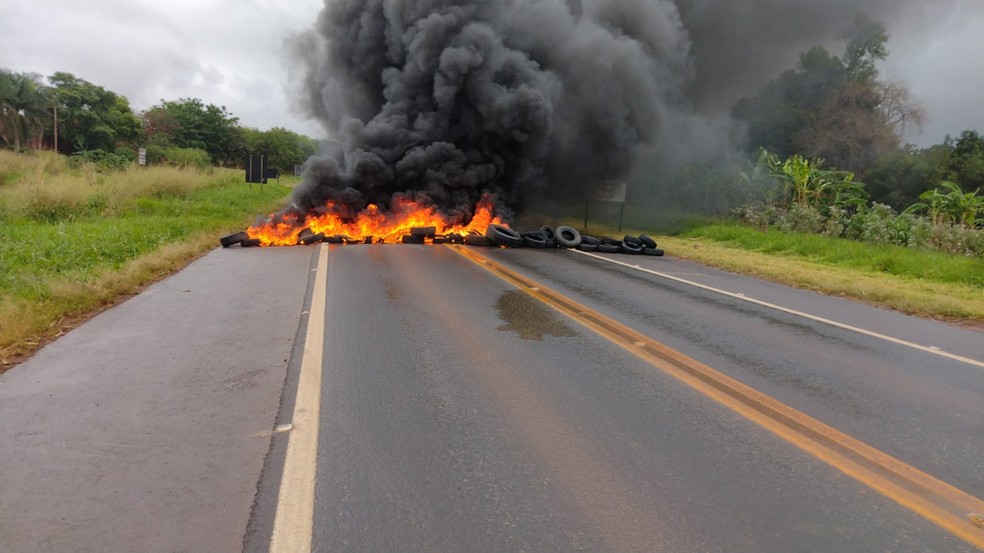 Manifestantes protestam em Bariri contra resultado das urnas após derrota de Bolsonaro — Foto: Arquivo pessoal