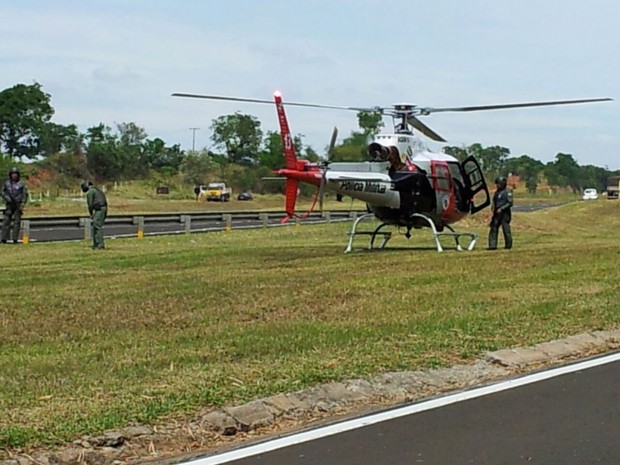 Helicóptero Águia ajuda nas buscas aos criminosos  (Foto: Giliardy Freitas/ TV TEM)