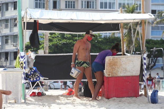 Bruno Miranda, o Borat de Amor & Sexo, trabalhando em sua barraca de praia (Foto: Gabriel Rangel/ Agnews)