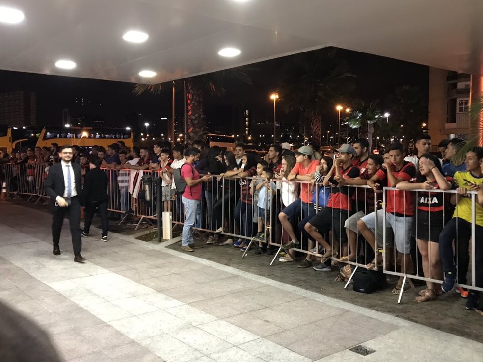 Torcedores em Brasília esperam os jogadores do Flamengo — Foto: Cahê Mota