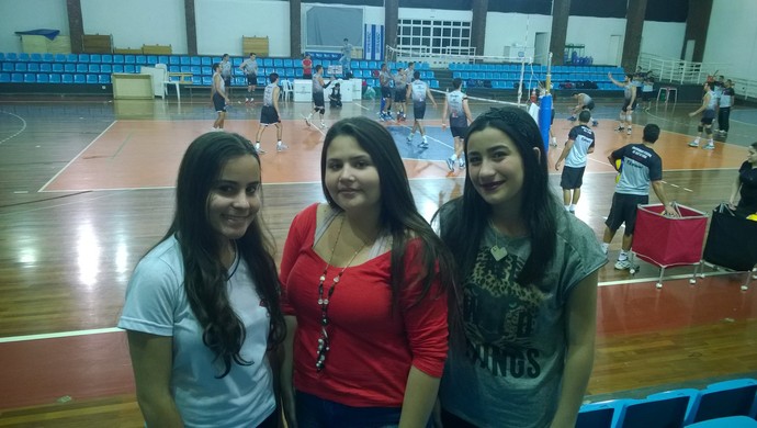 torcedoras Amanda (branco), Caroline (vermelho) e Ana Luiza (cinza) vôlei juiz de fora treino torcida (Foto: Roberta Oliveira)