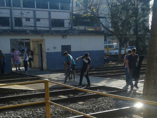 Funcionários flagraram jovens jogando Pokémon Go na linha férrea em Juiz de Fora (Foto: MRS Logística/Divulgação)