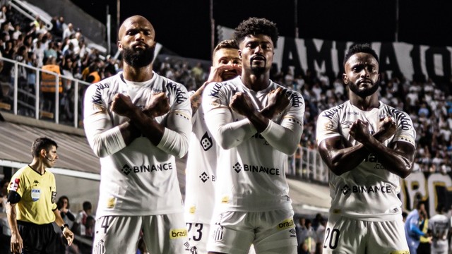 Messias, Bauermann e Mendoza comemoram o segundo gol do Santos contra o América-MG