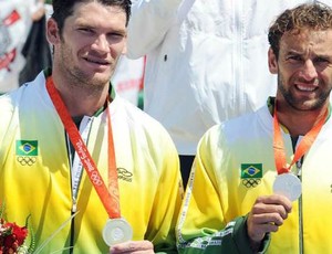 Fábio Luiz e Márcio posam com a medalha de prata (Foto: Divulgação/Maurício Kaye)