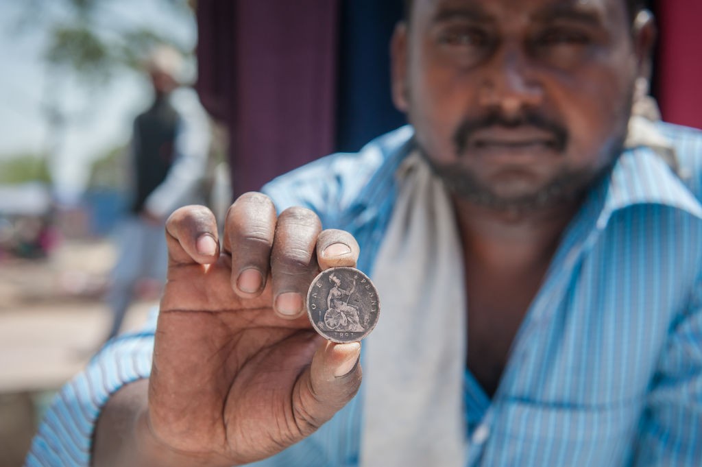 *** EXCLUSIVE ***DELHI, INDIA - MARCH 30: Prem, 32, shows an antique coin dating back to 1891, on March 30, 2017 in Delhi, India.THE streets of Old Delhi are one of the few places left where people trade antique coins or notes. The few that are still  (Foto: Barcroft Media via Getty Images)