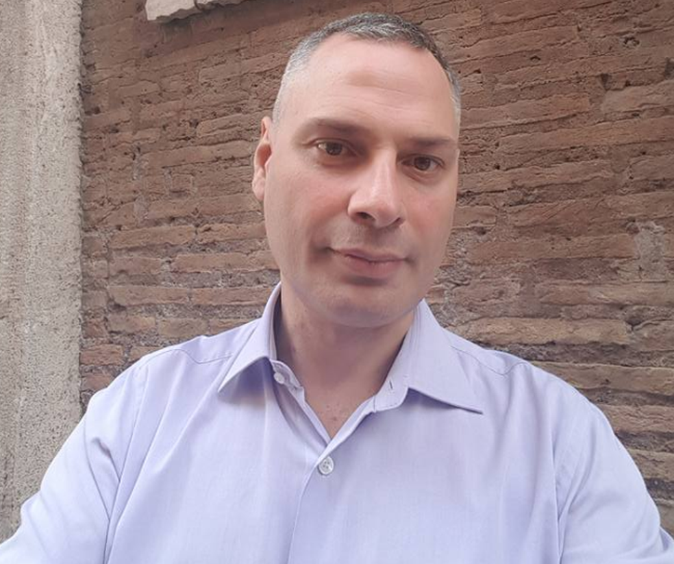 Grego Ιoannis Ikonomou fala mais de 30 idiomas (Foto: Arquivo Pessoal/ G1)