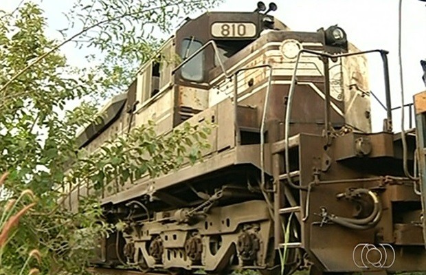 Locomotiva estava carregada e maquinista não conseguiu frear a tempo (Foto: Reprodução/TV Anhanguera)