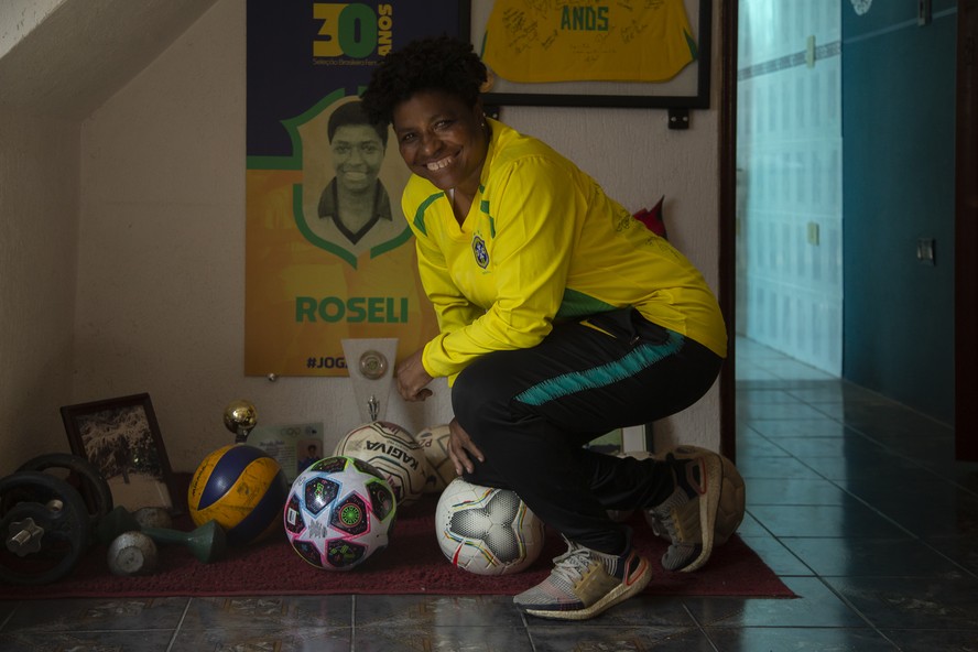 Roseli Belo, ex-atacante da seleção brasileira em sua casa em Osasco