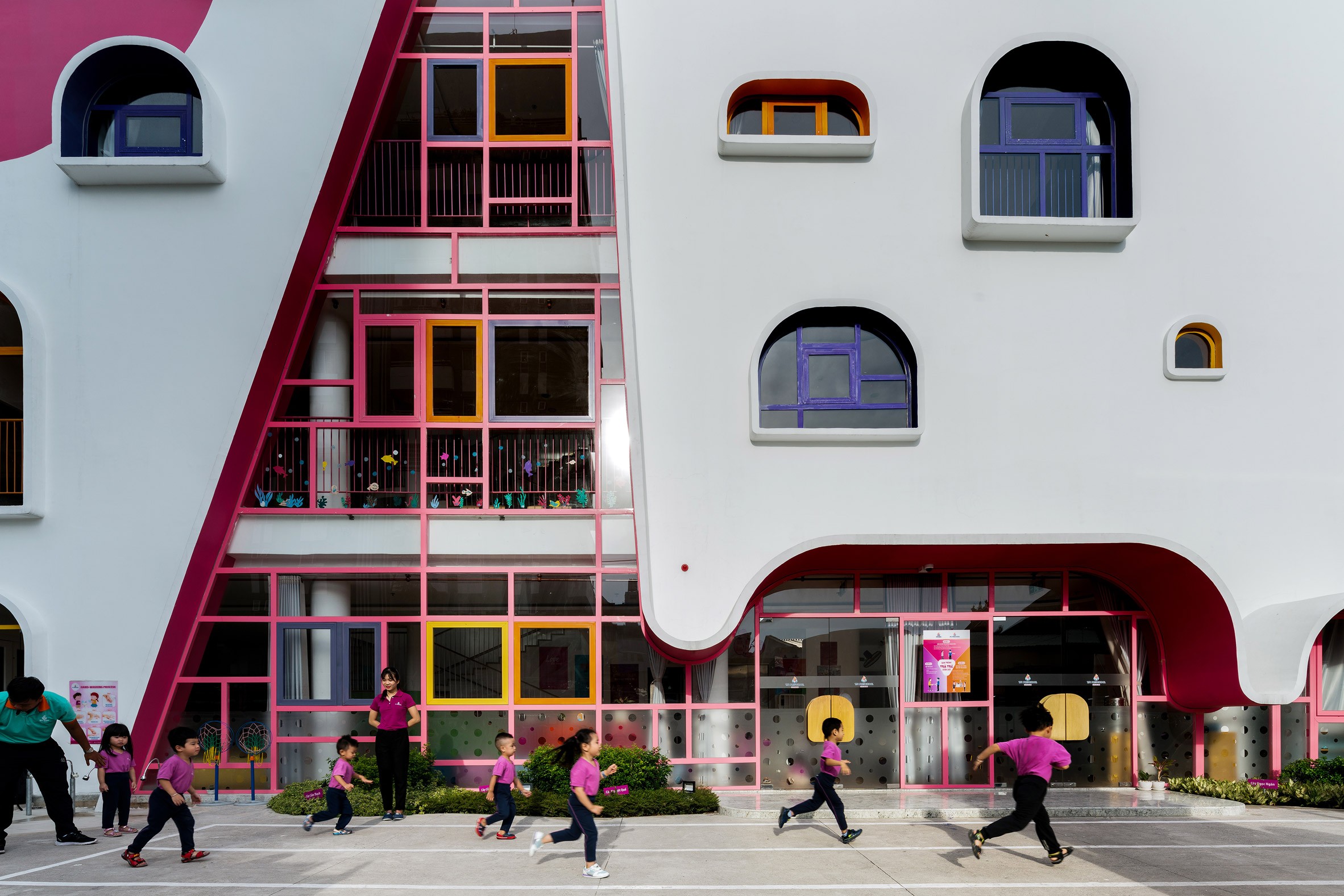 Escola com fachada colorida se destaca na paisagem vietnamita (Foto: Divulgação)
