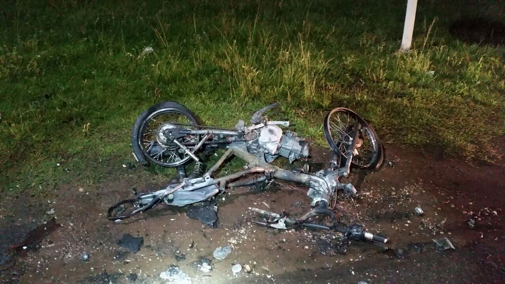 Com o impacto a motocicleta pegou fogo e ficou completamente carbonizada (Foto: Divulgação/Polícia Rodoviária Federal)