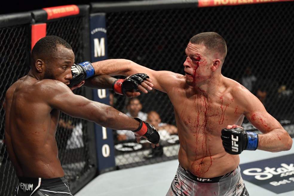 Mesmo ferido, Nate Diaz buscou atacar Leon Edwards no UFC 263 — Foto: Getty Images